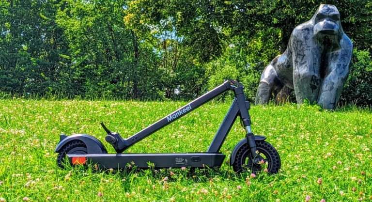 E-Scooter Mankeel Pioneer in the Test: Extremely Robust and with Exchangeable Battery